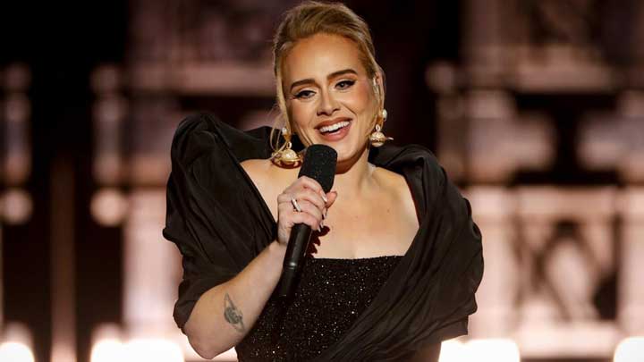 Adele hesitates over an email, showing emotional apprehension and reflective caution