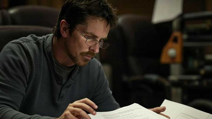 Christian Bale studies character arcs on set, revealing his high reasoning and deep narrative analysis skills.